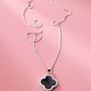 necklace in silver with clover and clover pendant
