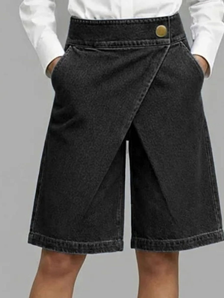 denim shorts in medium blue with buttoned and bermuda