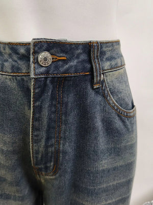 straight jeans in dark wash blue with buttoned and full-length