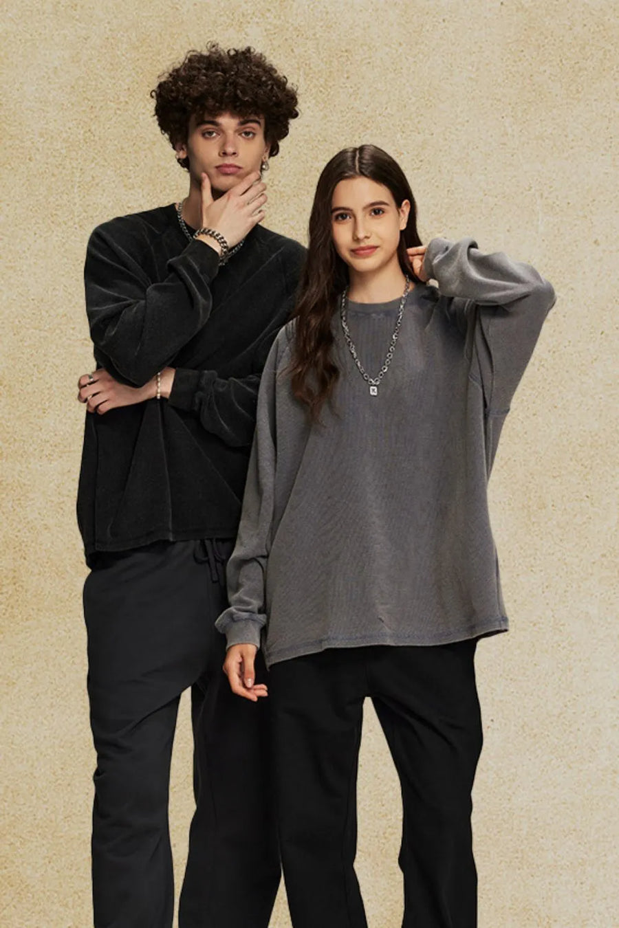 Raglan sleeve washed cotton sweatshirt in dark gray with a crew neck.