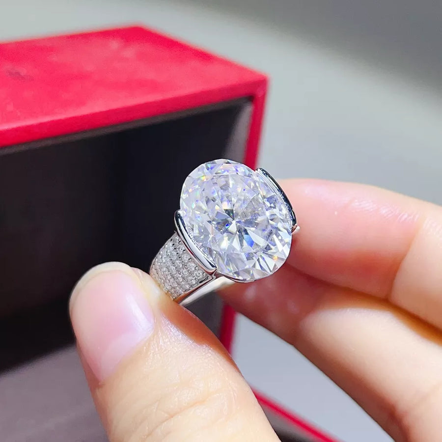 10 Carat Moissanite 925 Sterling Silver Oval Cut Ring in silver with oval cut stone