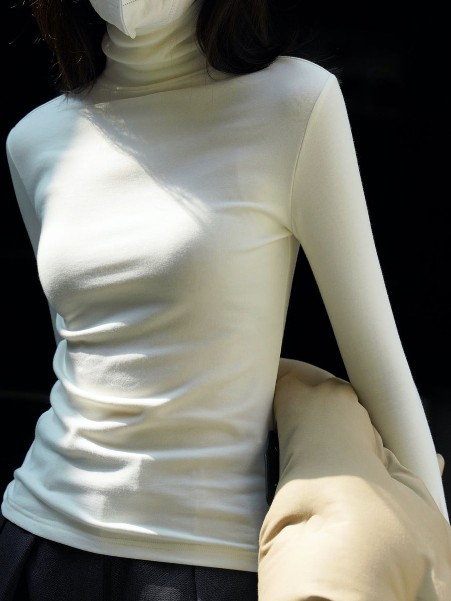 t-shirt in ivory featuring stretch and slim fit