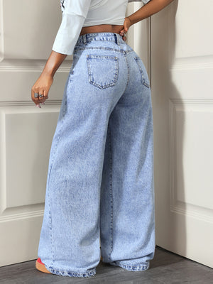 wide-leg jeans in light blue with buttoned and full-length