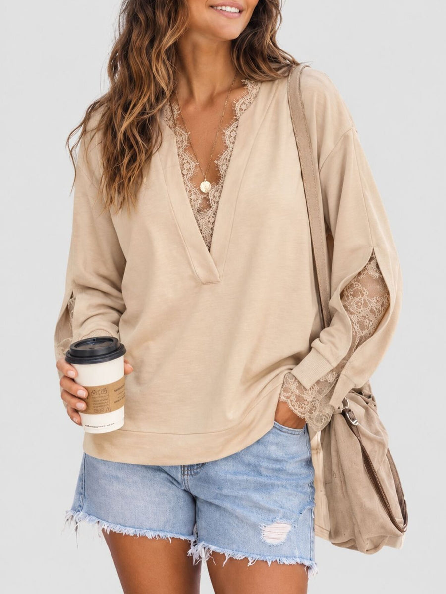 sweatshirt in light beige featuring lace trim and relaxed fit