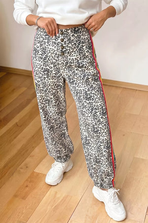 56 joggers in Leopard with loose silhouette
