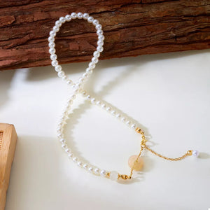 necklace in gold with synthetic pearls and choker