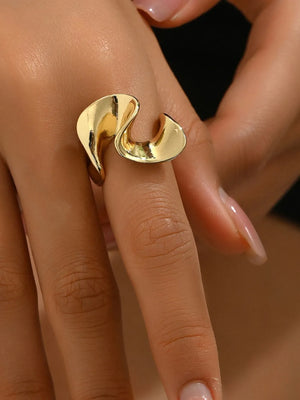 ring in gold featuring open-ended and regular fit