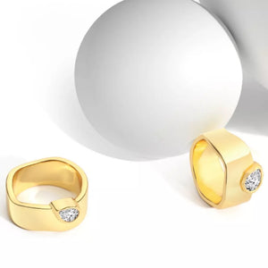 18k Gold-plated Minimalist Crystal Ring in clear with gold-plated