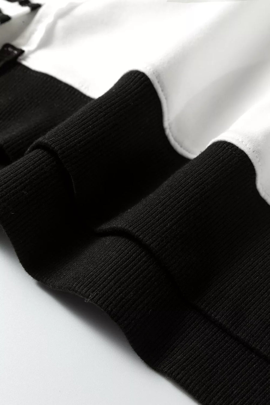 sweatshirt in white with exposed seam and hip-length