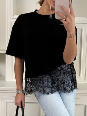 t-shirt in white with lace hem and hip-length