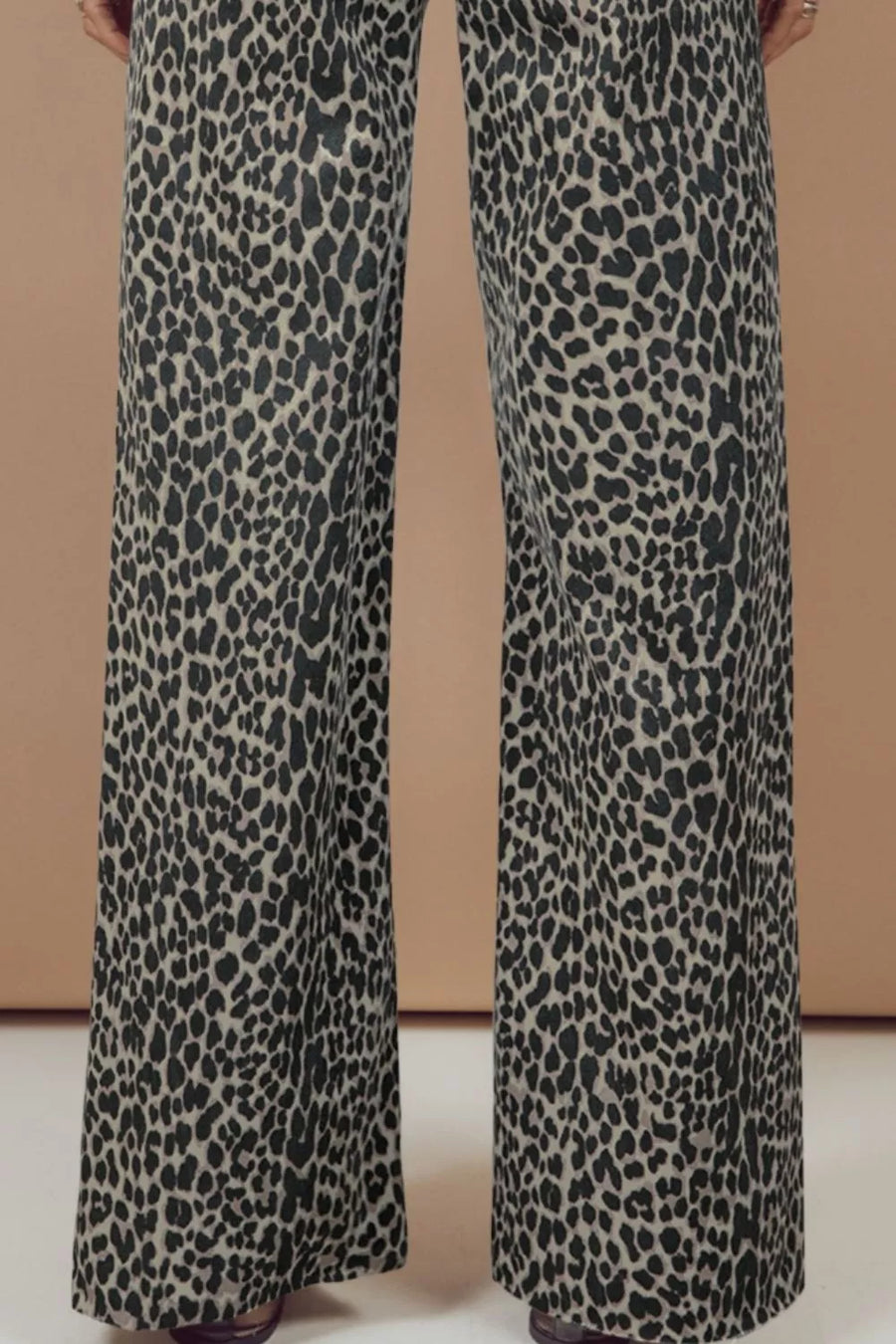 Leopard print high-waist wide-leg jeans in cotton with button closure.