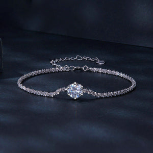 bracelet in silver featuring zircon stone and straight fit