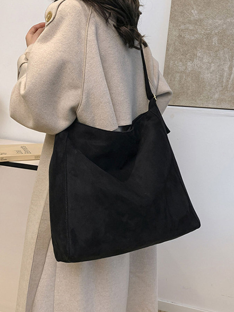Zip Adjustable Strap Crossbody Bag in Black with adjustable straps