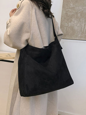 Zip Adjustable Strap Crossbody Bag in Black with adjustable straps