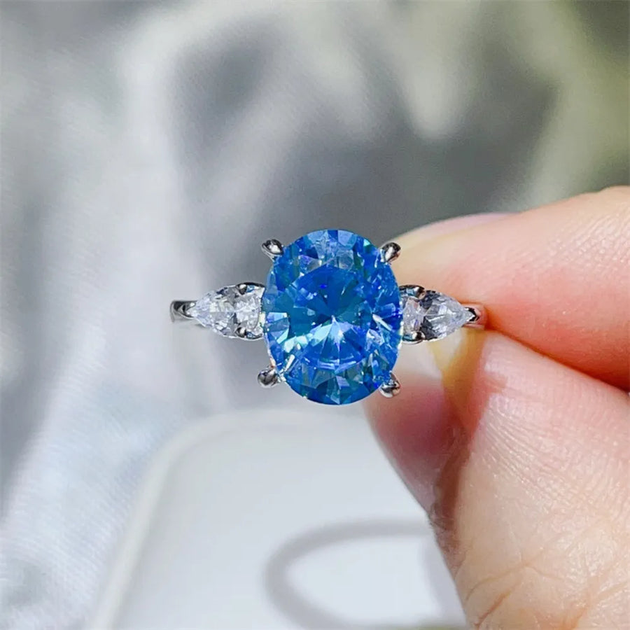Platinum-plated, 925 sterling silver, Moissanite, Zircon (accent stones) Carat w ring in silver with statement silhouette