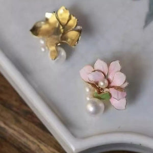 Floral pearl stud earrings in blush pink with gold accents and pearl drops.