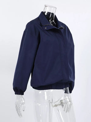 White windbreaker with zipper and long sleeve