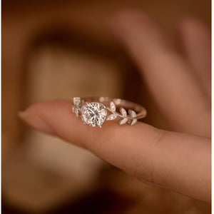 925 sterling silver,Moissanite Carat weight: 1ct Care instructions: Avoid wearin ring in Silver with fitted silhouette