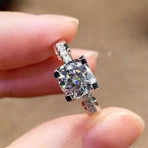 925 sterling silver,Moissanite Carat weight: 2ct Care instructions: Avoid wearin ring in Silver with fitted silhouette