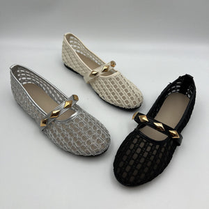 flats in black featuring round toe and flats fit
