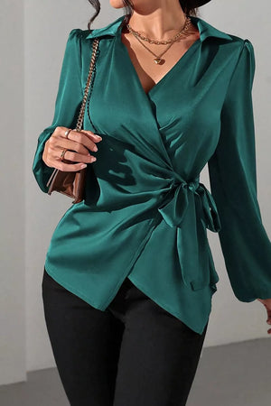 classic blouse in Black with collared