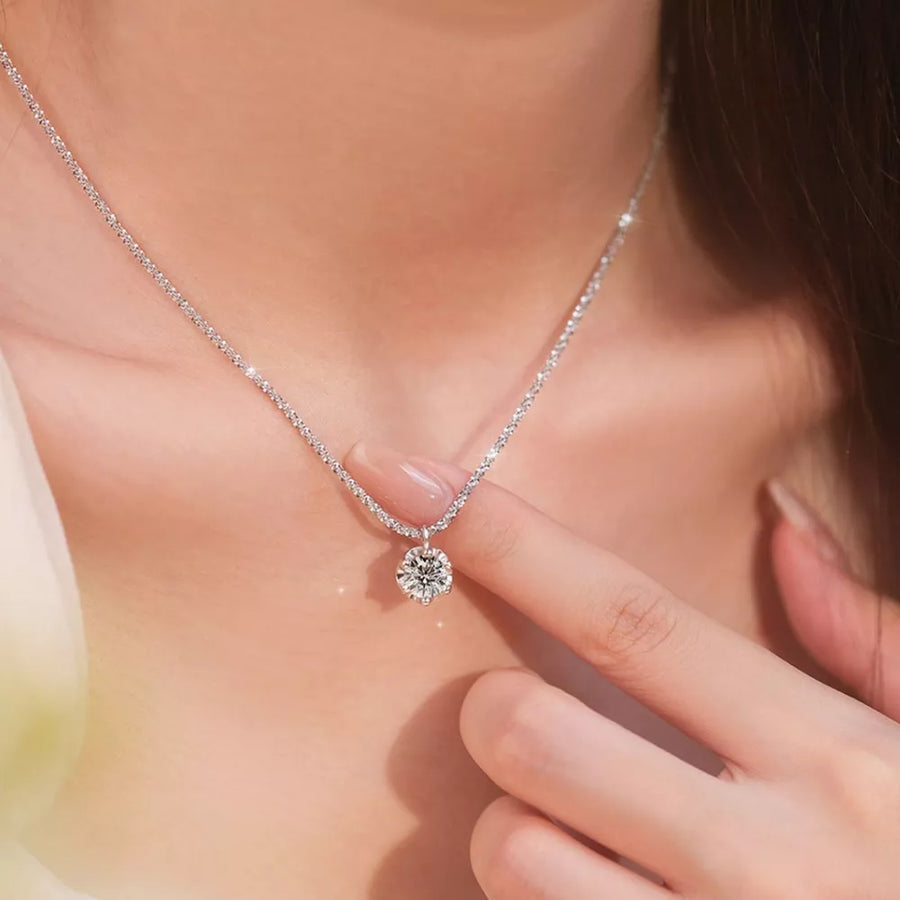 necklace in silver featuring solitaire pendant and delicate fit