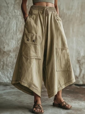 cargo pants in Khaki with pocketed and cropped