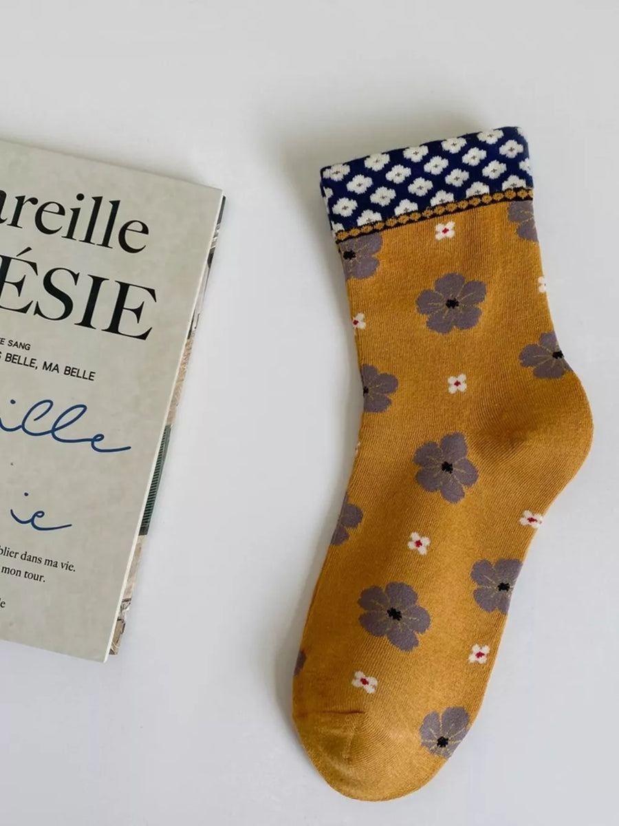 socks featuring floral in Off-white with cotton Imported Size & texture