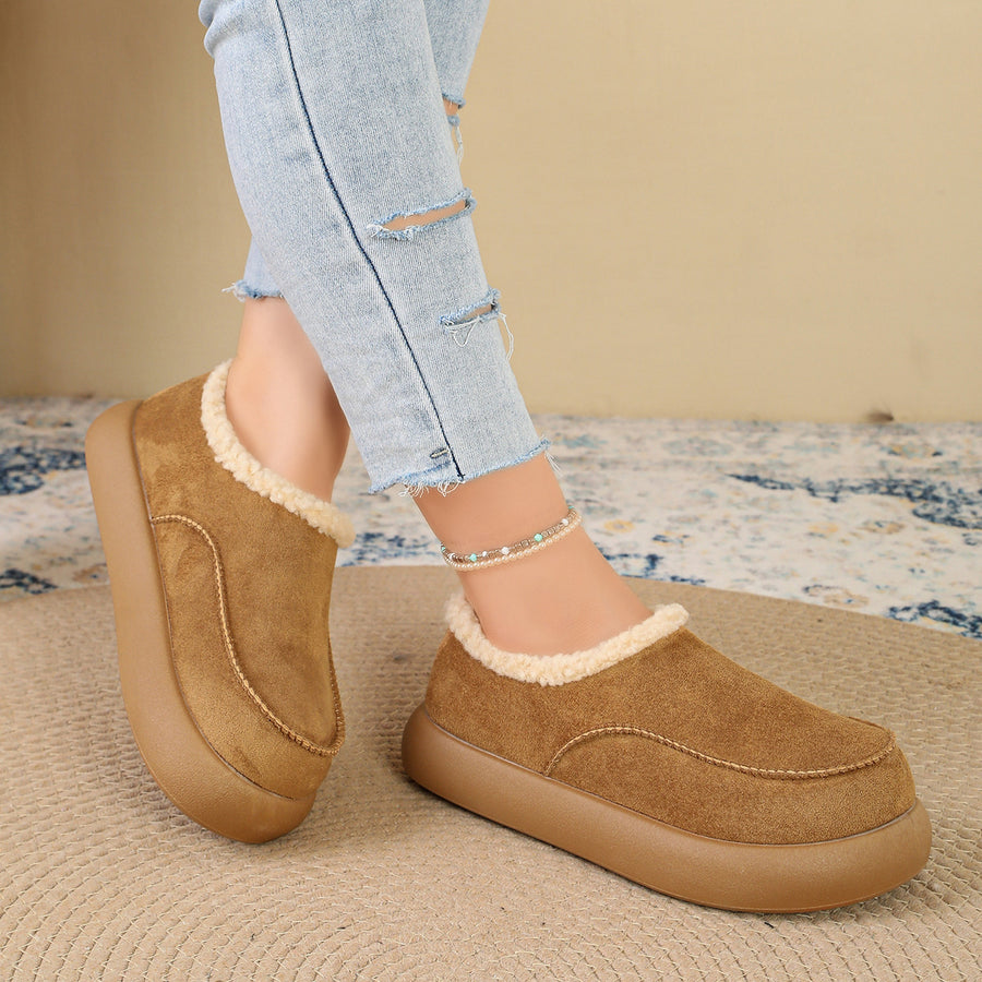 boots in dark brown with plush-lined and low-cut
