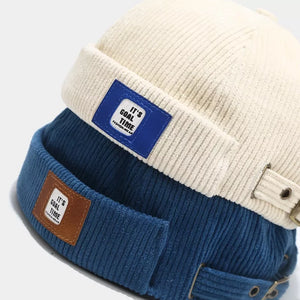 black fitted hat with na