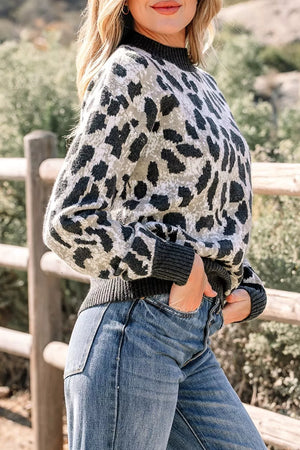 pullover sweater in light grey with leopard-print and oversized