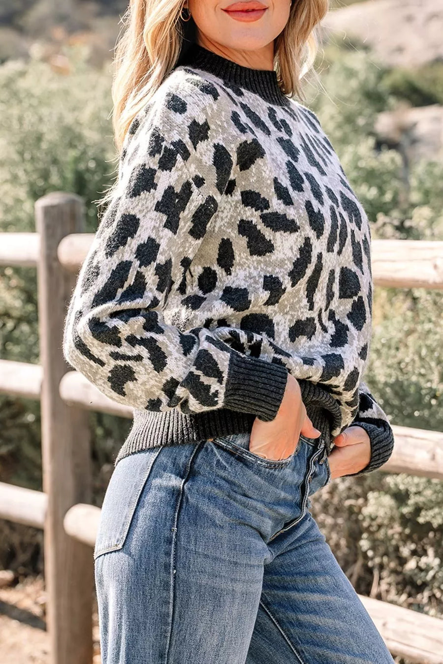 pullover sweater in light grey with leopard-print and oversized