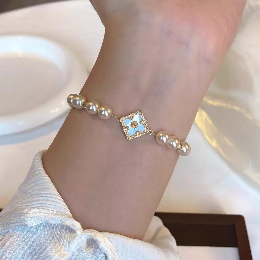 Synthetic Pearl,18K Gold-Plated,Alloy,White mother-of-pearl Care instructions: 1 bracelet in gold with fitted silhouette