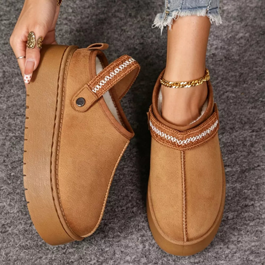 modern boots in camel with not applicable