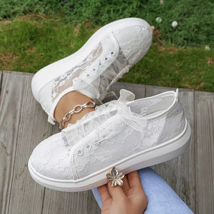 sneakers in white with lace and round toe