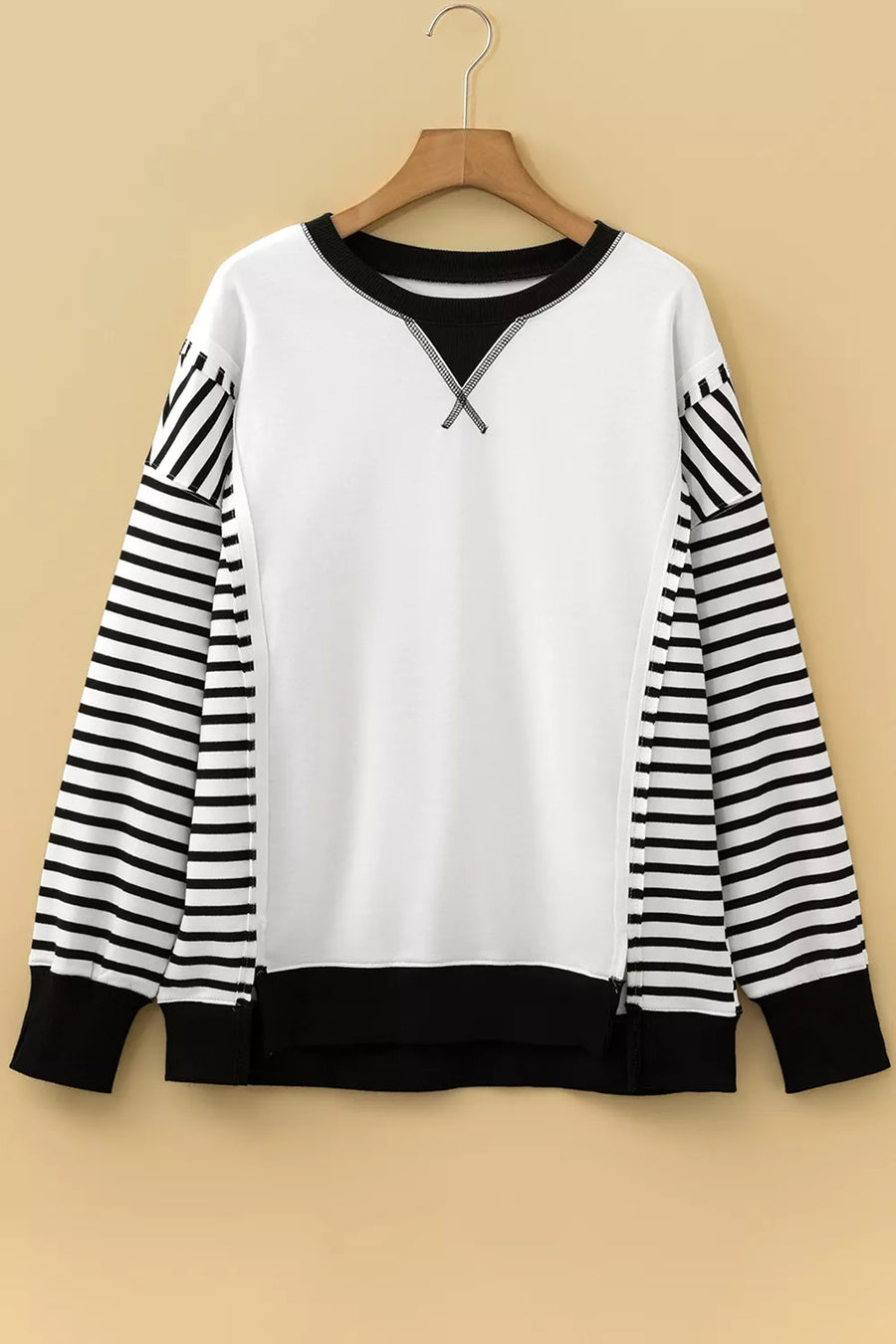 sweatshirt in Black with color-block and exposed seam