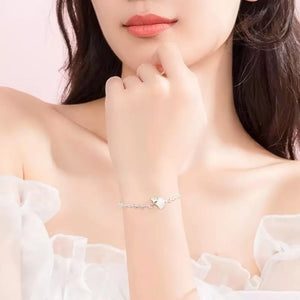 bracelet in silver featuring ginkgo leaf charm and delicate chain fit