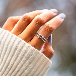 ring in silver featuring double band and fitted fit