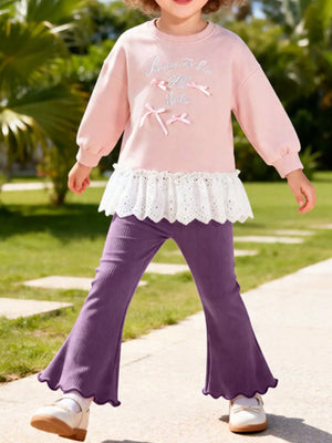 sweatshirt in light pink featuring ribbed and relaxed fit