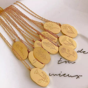 necklace in gold featuring engraved and oval fit