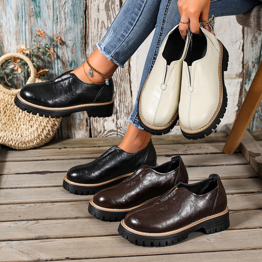 loafers in black featuring round toe and chunky fit