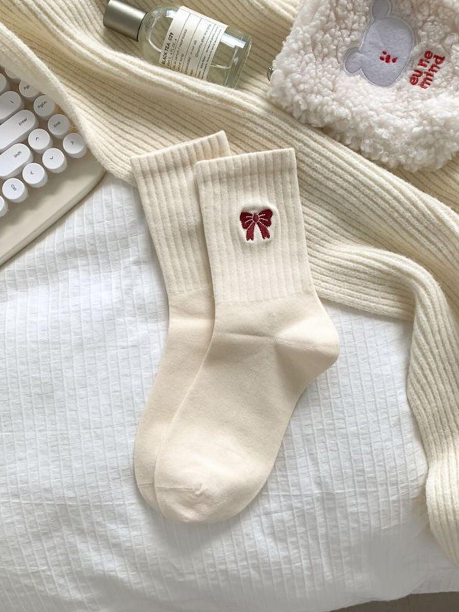socks in cream featuring ribbed knit and fitted fit