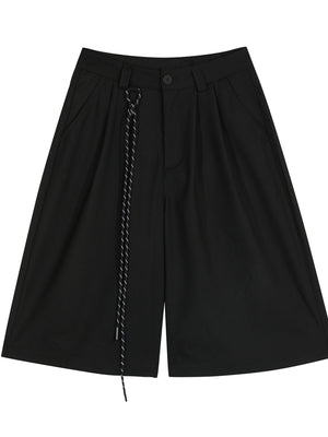 shorts in black featuring side pockets and wide-leg fit