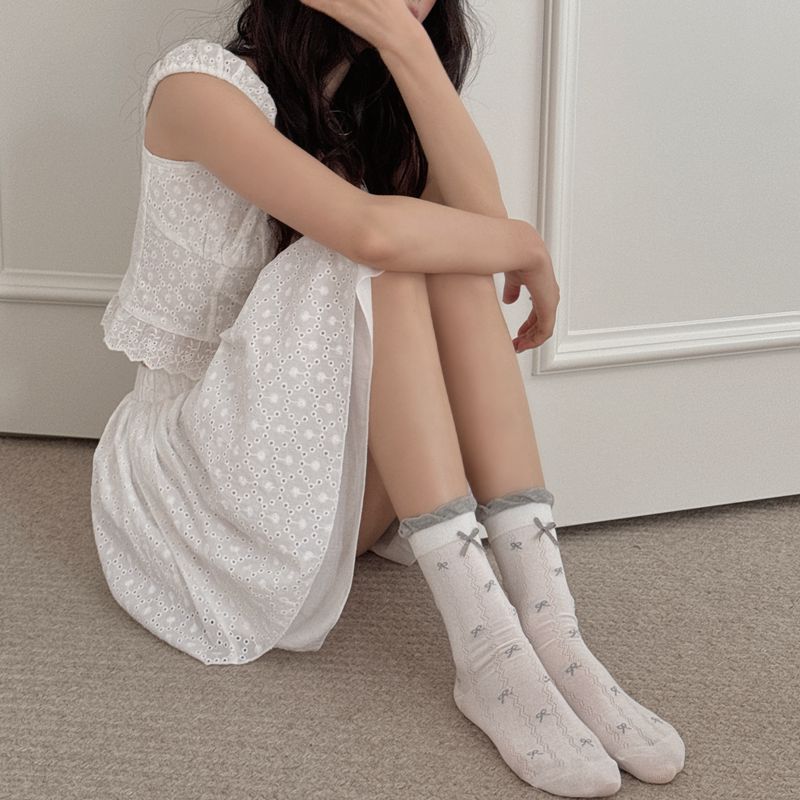 socks in white with ribbed knit and crew length