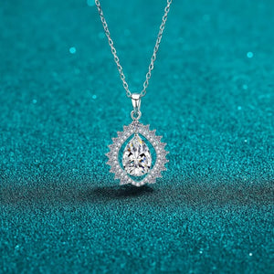 necklace in silver featuring teardrop pendant and teardrop fit