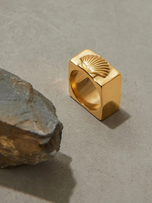 ring in gold with shell pattern and intricate shell pattern engraving