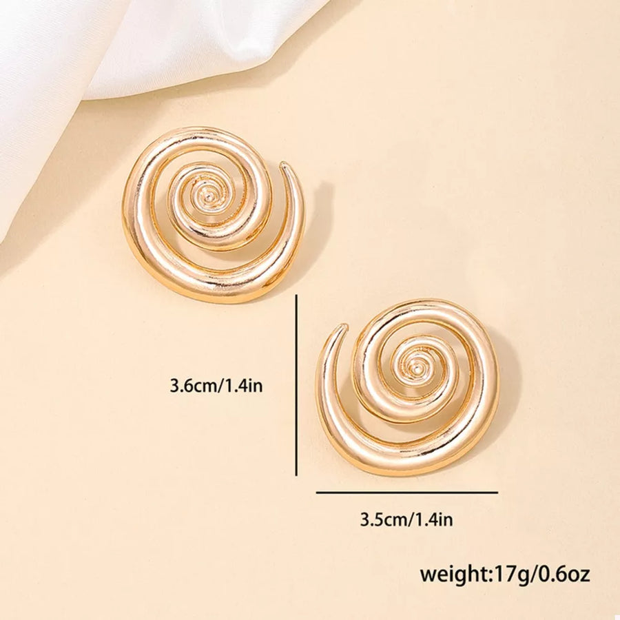 earrings in Gold with geometric and statement