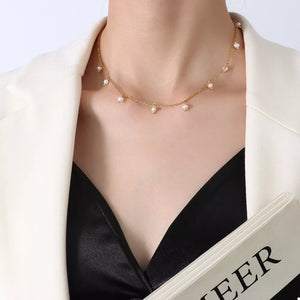 necklace in gold featuring freshwater pearls and fitted fit