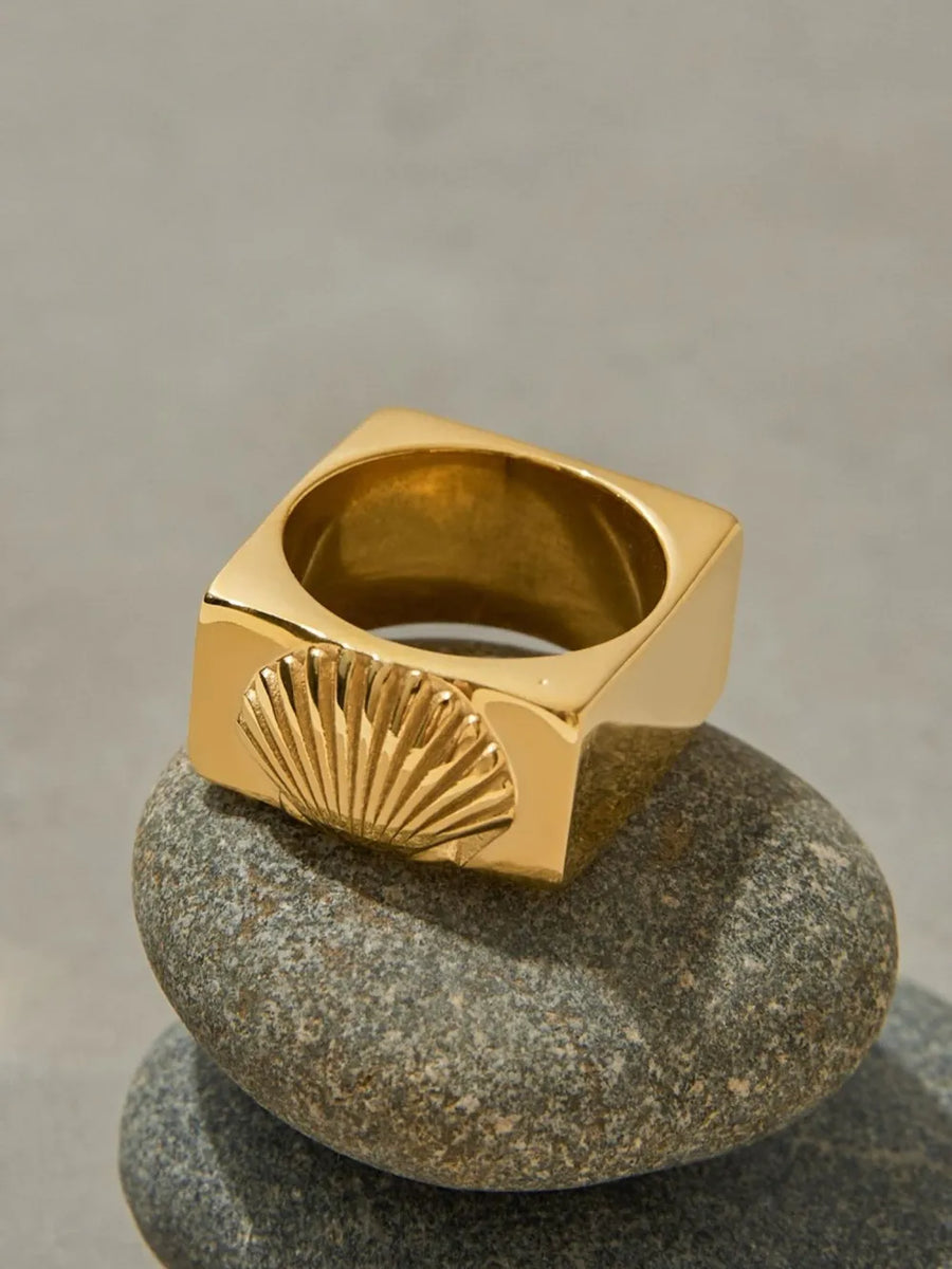 ring featuring shell pattern in gold with metallic texture