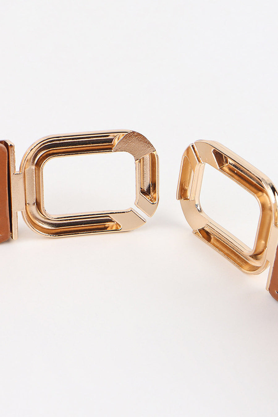 Caramel leather belt with gold linked rectangle buckle detail.